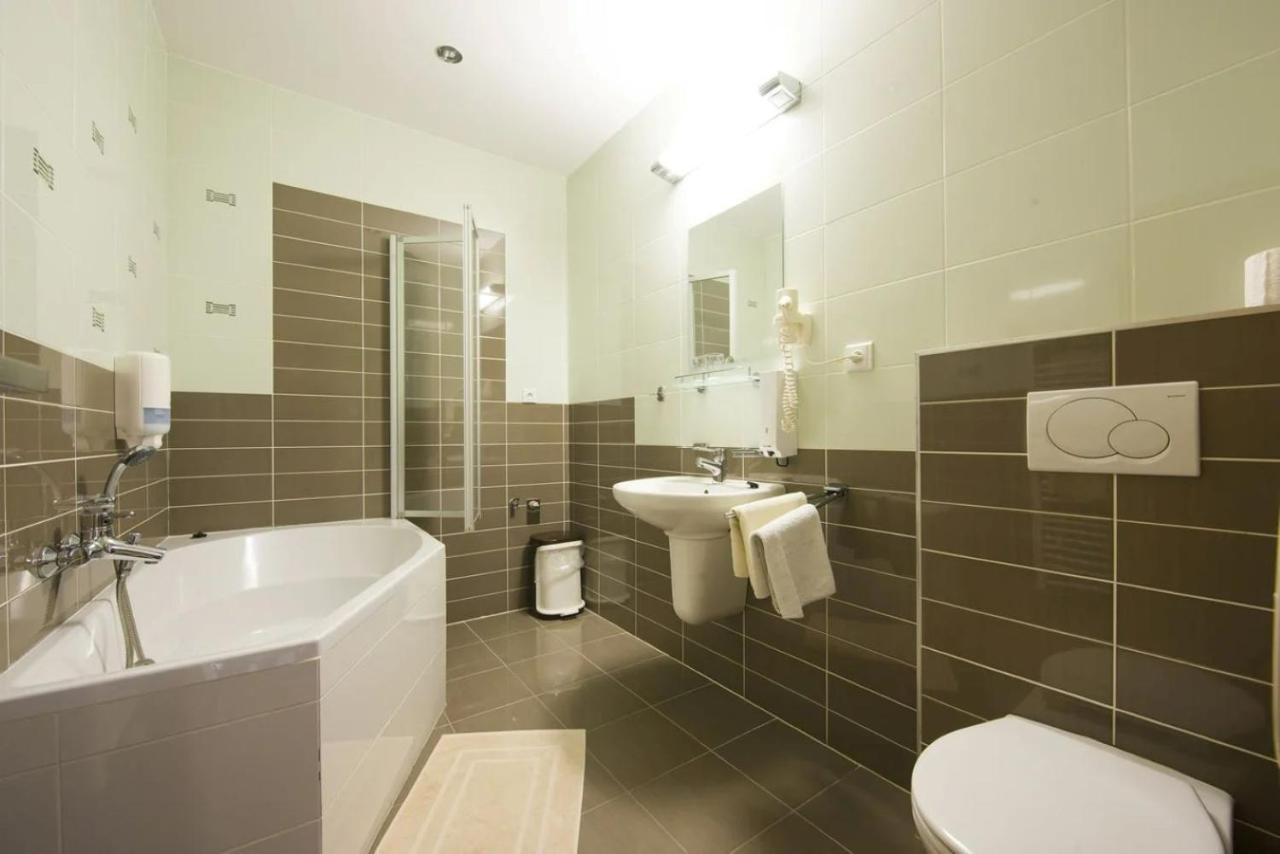 Hotel Spolcentrum Свит Экстерьер фото