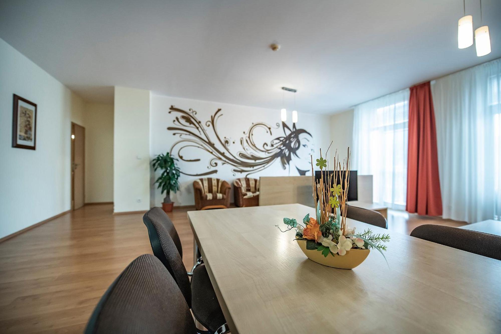 Hotel Spolcentrum Свит Экстерьер фото
